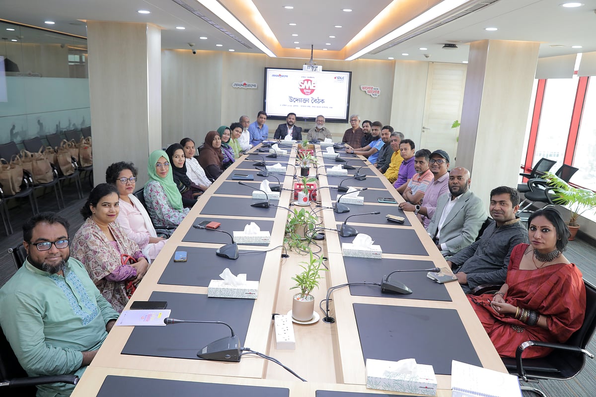 আইডিএলসি-প্রথম আলো এসএমই পুরস্কার ২০২৩ আয়োজন উপলক্ষে উদ্যোক্তা বৈঠকে উপস্থিত বিভিন্ন খাতের এসএমই উদ্যোক্তারা। আজ বুধবার রাজধানীর কারওয়ান বাজারের প্রথম আলো কার্যালয়ে