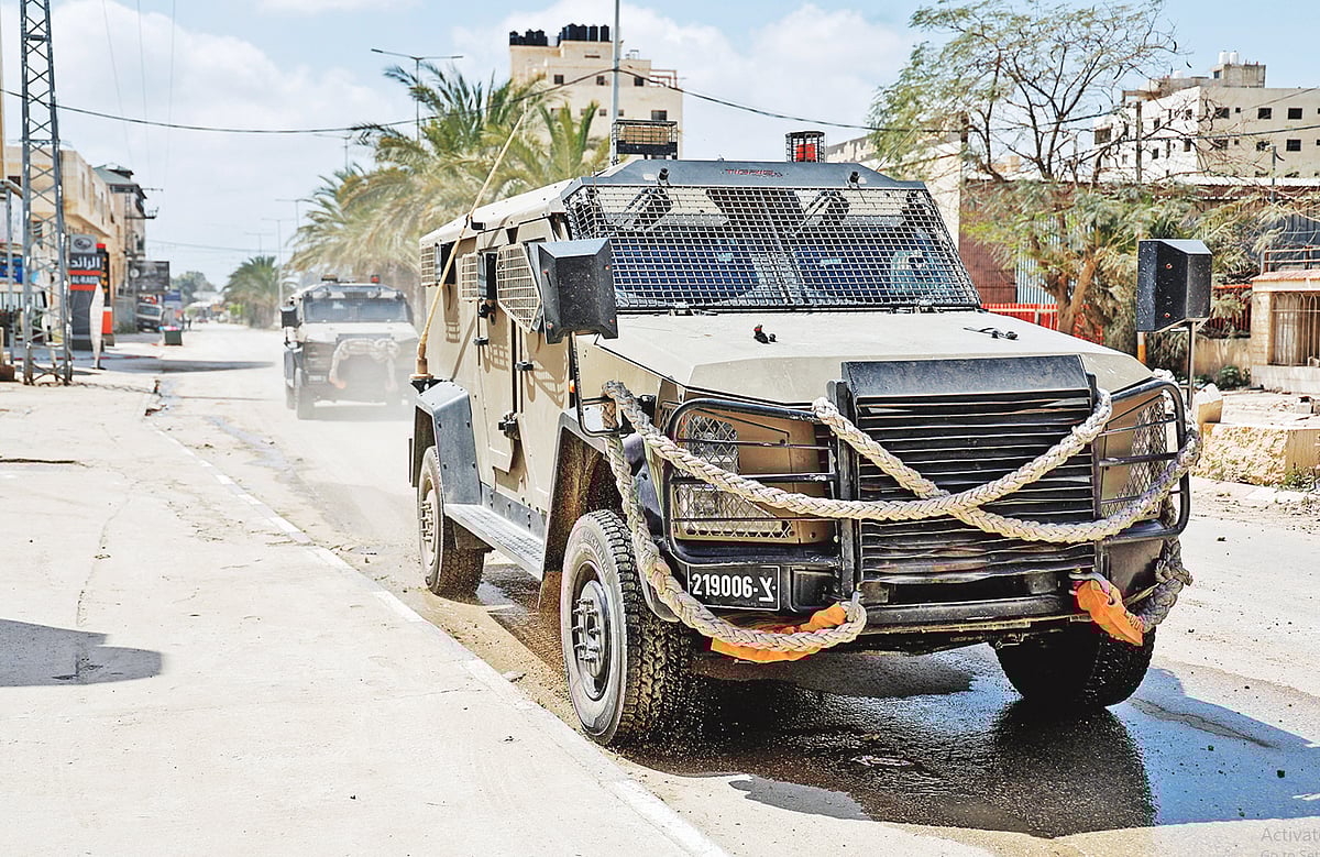 নূর শামস শরণার্থীশিবিরে অভিযান চালাতে যাচ্ছে ইসরায়েলি সামরিক যান। গতকাল পশ্চিম তীরে