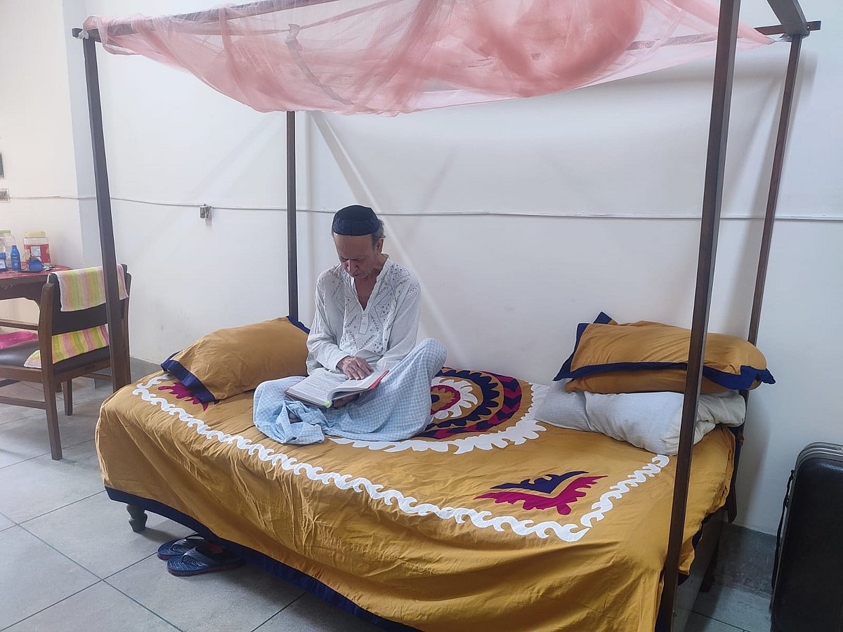 প্রবীণ নিবাসে অবসরপ্রাপ্ত ব্যাংক কর্মকর্তা নূরুল ইসলামের সময় কাটে বই-পত্রিকা পড়ে। আগারগাঁও, ঢাকা, ১১ এপ্রিল