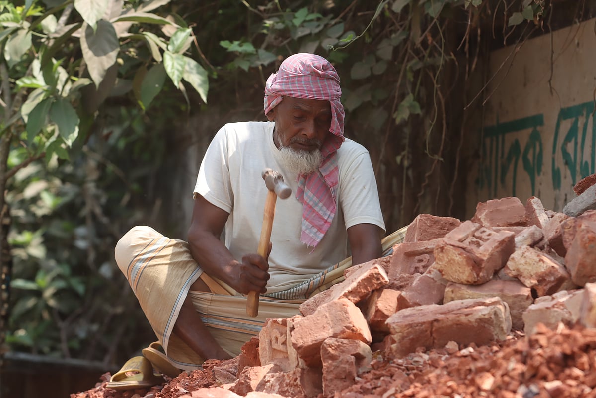 প্রচণ্ড গরমের মধ্যে হাতুড়ি দিয়ে ইট ভাঙছেন শ্রমিক মহির উদ্দিন (৬৫)। পর্যটনপাড়া, রংপুর, ৩০ এপ্রিল