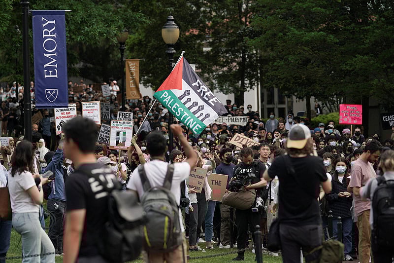 ফিলিস্তিনিদের সমর্থনে শত শত শিক্ষার্থীর বিক্ষোভ। গত শুক্রবার যুক্তরাষ্ট্রের জর্জিয়া অঙ্গরাজ্যের আটলান্টার ইমোরি ইউনিভার্সিটিতে