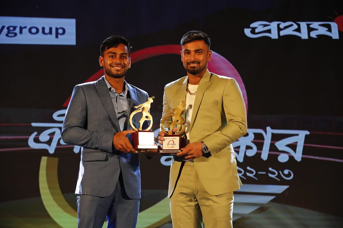 রানারআপ ট্রফি হাতে মেহেদী হাসান মিরাজ ও লিটন দাস