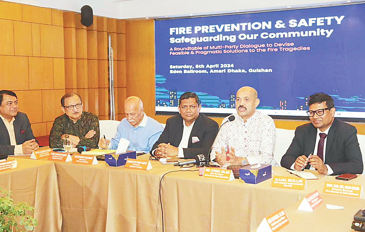 গুলশান সোসাইটি আয়োজিত ‘আগুন প্রতিরোধ ও নিরাপত্তা: আমাদের সম্প্রদায়ের সুরক্ষা’ শীর্ষক গোলটেবিল আলোচনায় বক্তারা। গতকাল রাজধানীর একটি হোটেলে