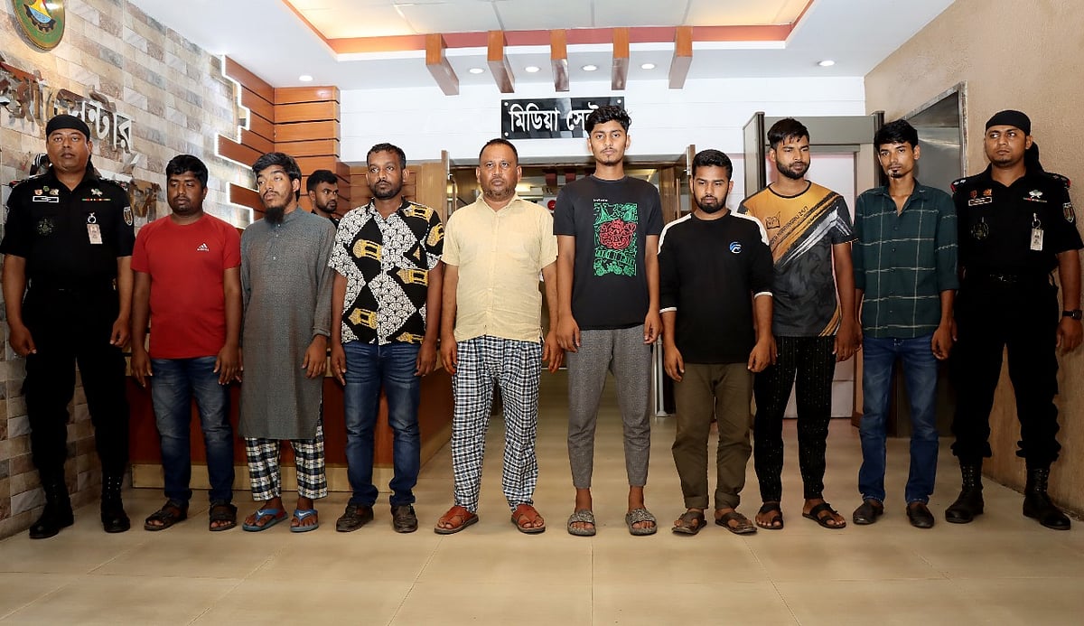 শিক্ষা উপবৃত্তির টাকা দেওয়ার নামে টাকা হাতিয়ে নেওয়ার অভিযোগে আটজনকে গ্রেপ্তার করেছে র‍্যাব