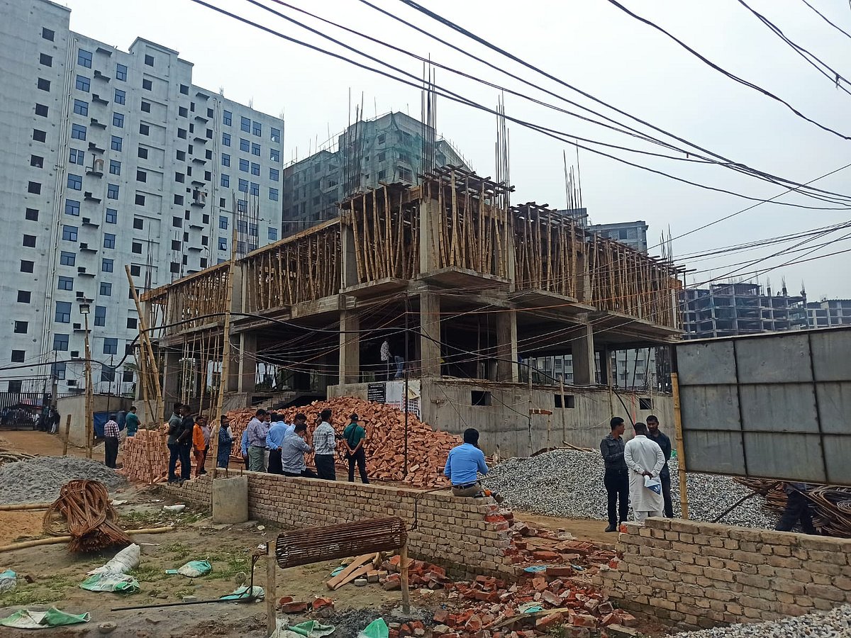 রাজউকের নিবন্ধন ছাড়াই ভবন নির্মাণ করছে নিউগিনি প্রপার্টিজ লিমিটেড। রাজধানীর জোয়ারসাহারা এলাকায়