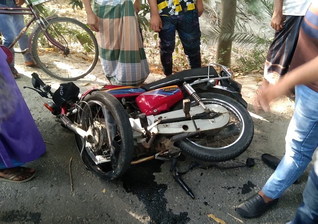 ট্রাকচাপায় দুমড়ে–মুচড়ে যাওয়া একটি মোটরসাইকেল। শুক্রবার বিকেলে রাজশাহীর মুরারীপুর কালুর ডাইং এলাকায়