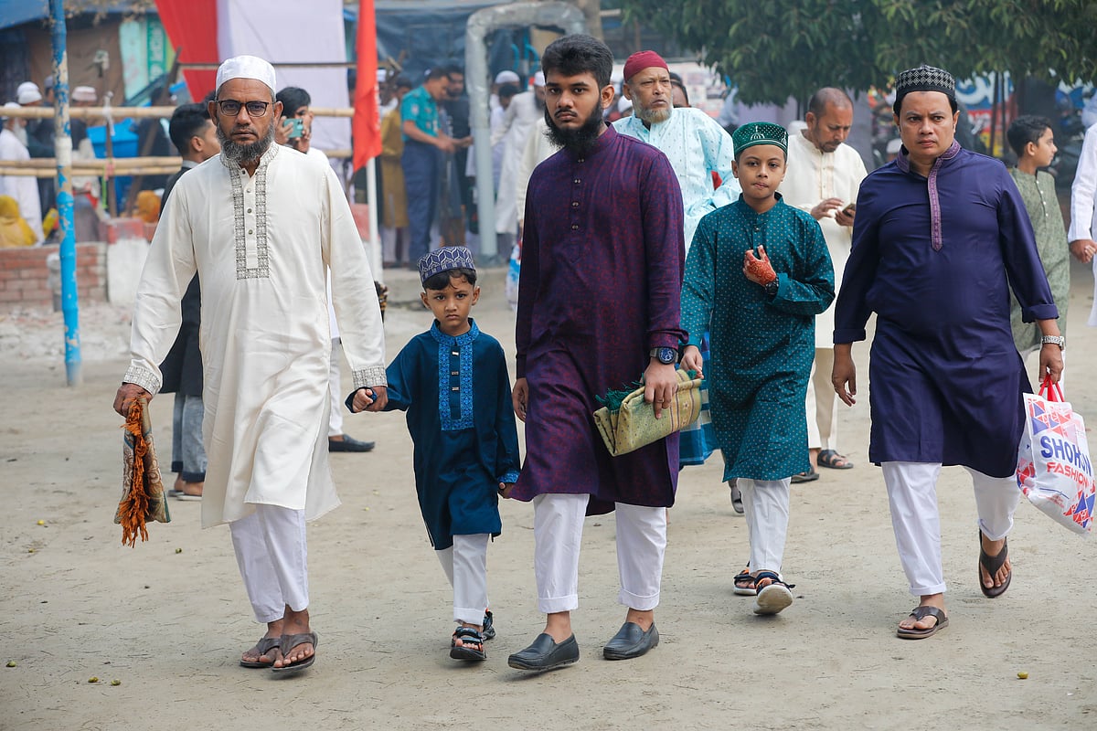 সবাই মিলে ঈদের জামাতে যাচ্ছেন মুসল্লিরা। খুলনা সার্কিট হাউজ, খুলনা শহর, ১১ এপ্রিল