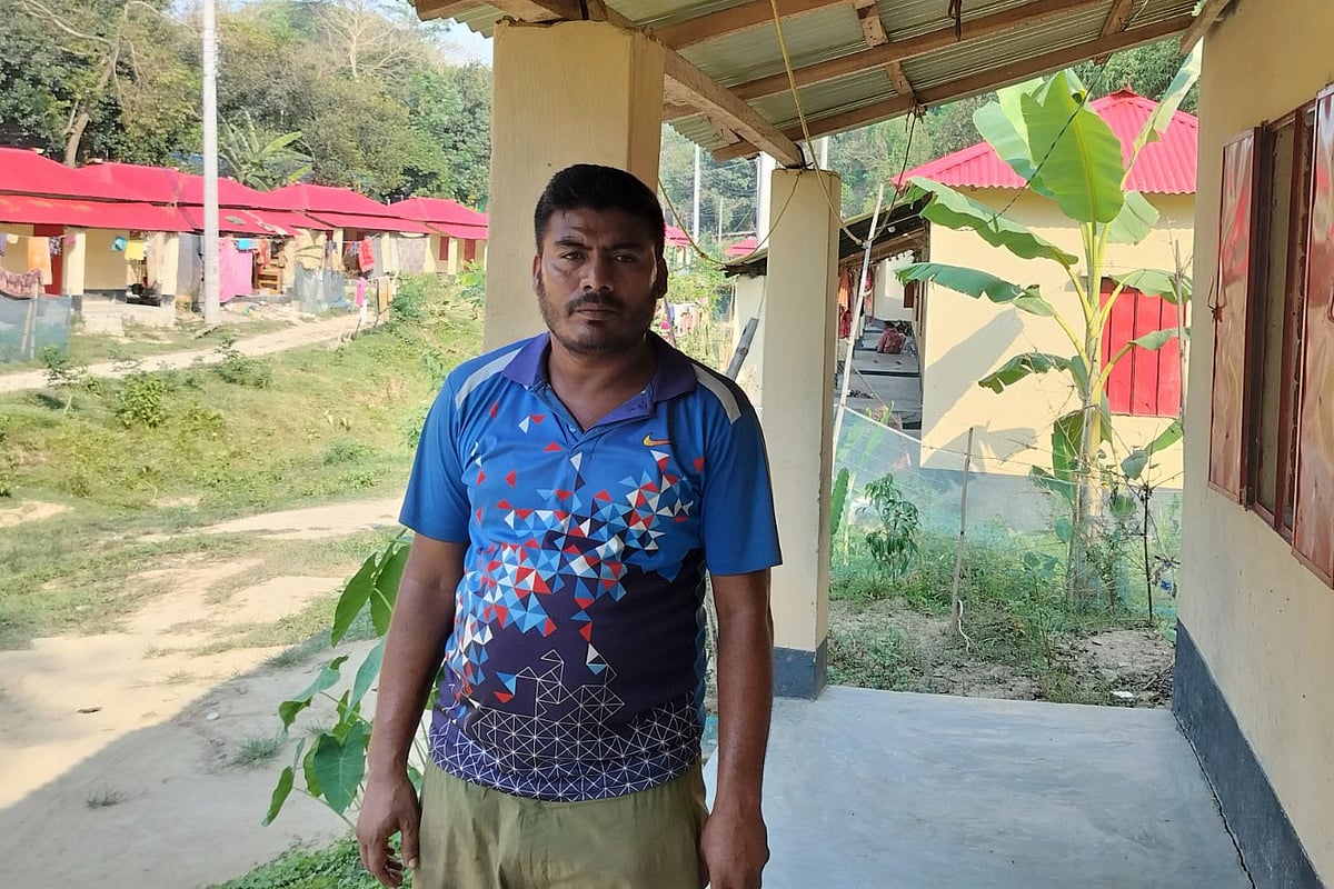 ৩৩ বছর আগে ২৯ এপ্রিলের ঝড়ে পাতিলে ভেসে সীতাকুণ্ডের ভাটিয়ারীতে এসেছিলেন মুসলিম উদ্দিন। নিজের বাবা–মা পরিবারের কোনো কথাই তাঁর মনে নেই। গত শনিবার দুপুরে চট্টগ্রামের সীতাকুণ্ডের ভাটিয়ারীর আশ্রয়ণ প্রকল্পে