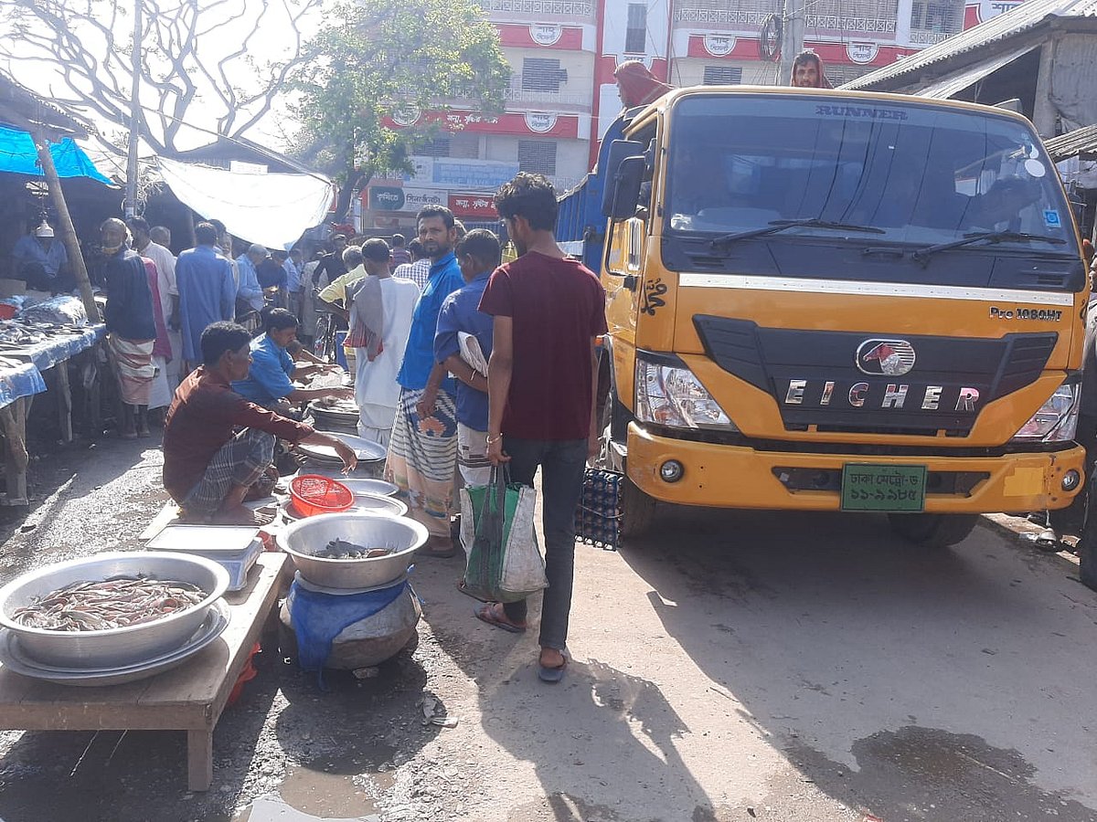 তারাগঞ্জ-কিশোরগঞ্জ সড়কের ওপর দোকান বসিয়ে মাছসহ নানা ধরনের পণ্য বিক্রি করা হয়। গত সোমবার তোলা ছবি