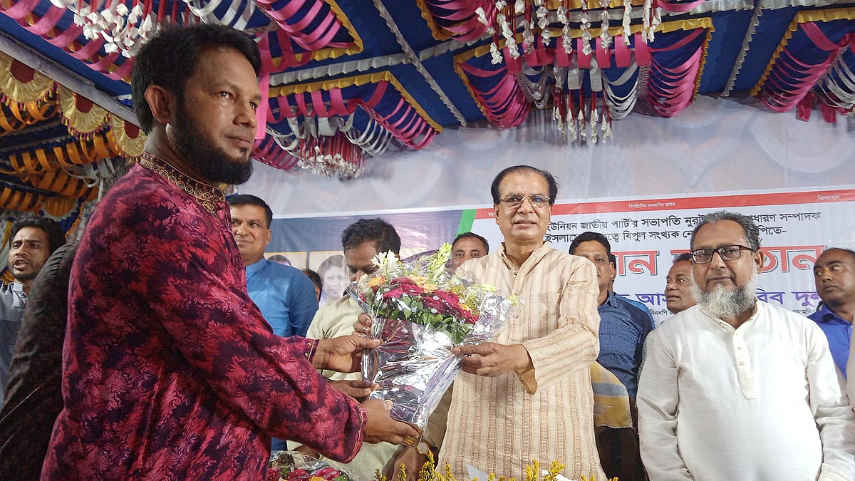 জাতীয় পার্টির (জাপা) বিভিন্ন পর্যায়ের দুই শতাধিক নেতা-কর্মী বিএনপিতে যোগ দিয়েছেন। গতকাল শনিবার রাত আটটার দিকে লালমনিরহাট সদর উপজেলার পঞ্চগ্রাম ইউনিয়নের দেউতিরহাট দ্বিমুখী উচ্চবিদ্যালয় মাঠে