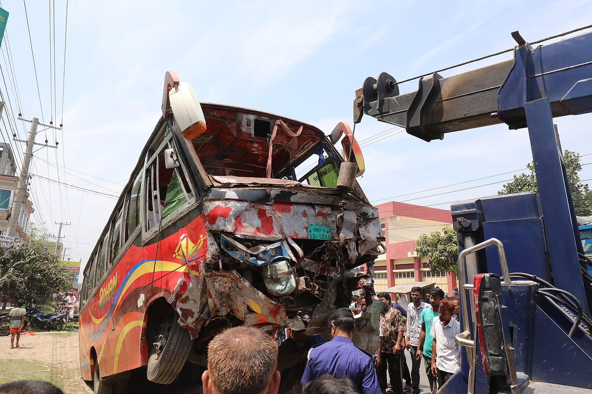 দুর্ঘটনায় ক্ষতিগ্রস্ত বাস সড়ক থেকে সরিয়ে নেওয়া হচ্ছে। আজ বগুড়া-নওগাঁ মহাসড়কের বগুড়া সদর উপজেলার এরুলিয়া এলাকায়