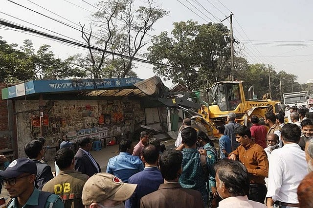 বুল ডোজার দিয়ে ভেঙে দেওয়া হচ্ছে ফুটপাতে গড়ে ওঠা একটি দোকান। আজ সকাল সাড়ে দশটায়। গত ৮ ফেব্রুয়ারি চট্টগ্রাম নগরের নিউমার্কেট এলাকায়