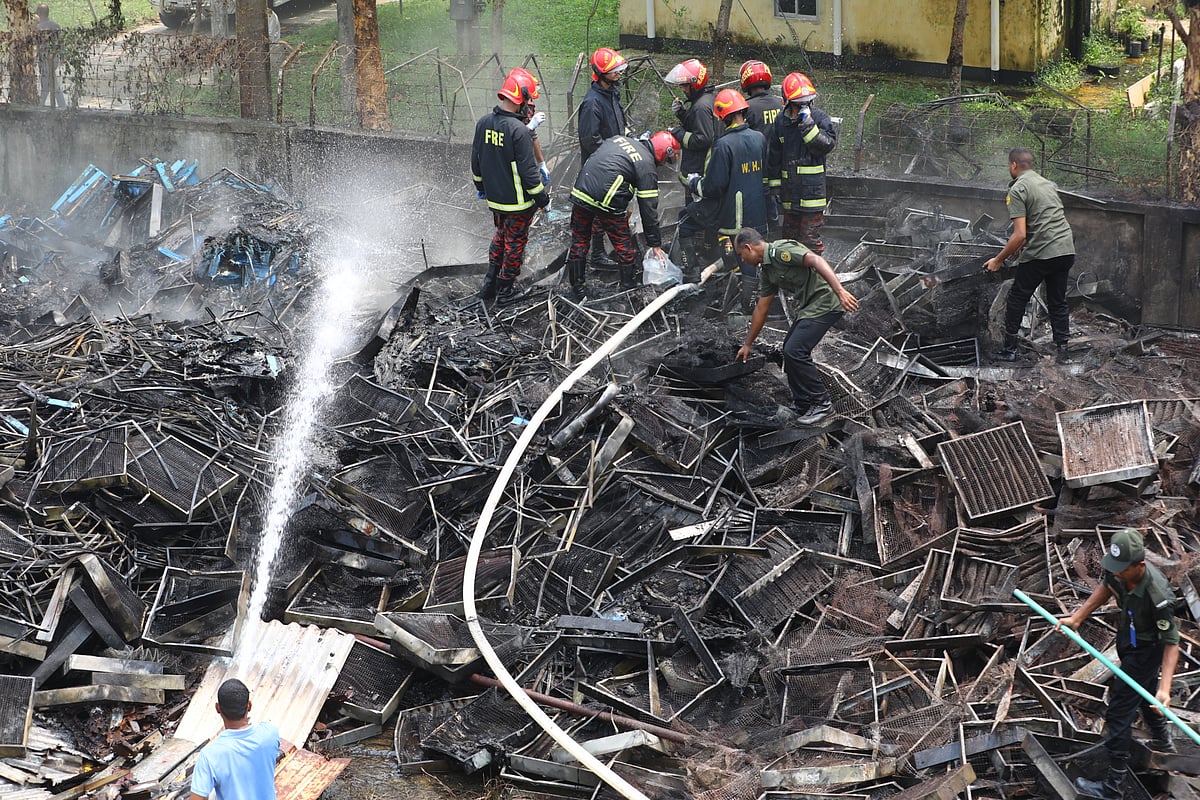 সিলেট নগরের কুমারগাঁও ২২৫ মেগাওয়াট বিদ্যুৎকেন্দ্রের পরিত্যক্ত এয়ার ফিল্টারের স্তূপে আজ সোমবার সকালে আগুন লাগে। পরে আগুন নেভান ফায়ার সার্ভিসের কর্মীরা