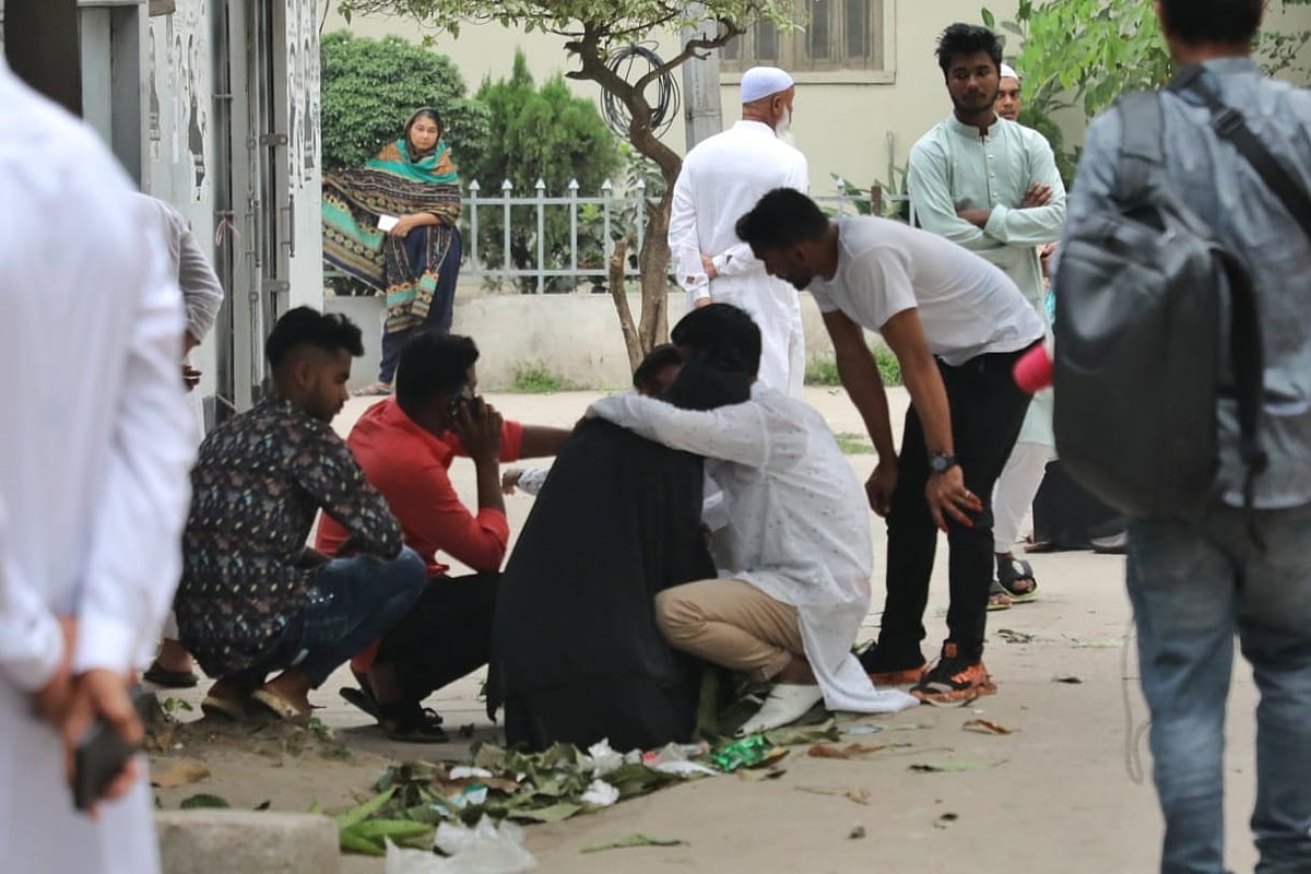 সদরঘাটে লঞ্চে উঠতে গিয়ে দুর্ঘটনায় প্রাণ হারানো ব্যক্তিদের স্বজনেরা আহাজারি করছেন। আজ বৃহস্পিতবার বিকেলে স্যার সলিমুল্লাহ মেডিকেল কলেজ মর্গের সামনে
