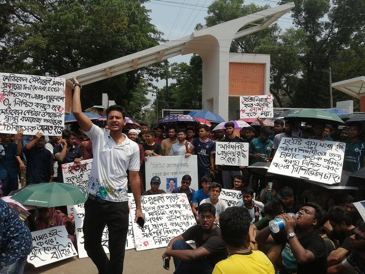 দুই সহপাঠীর মৃত্যুর ঘটনায় তৃতীয় দিনের মতো কাপ্তাই সড়কে অবস্থান নেয় চট্টগ্রাম প্রকৌশল ও প্রযুক্তি বিশ্ববিদ্যালয়ের শিক্ষার্থীরা। আজ সকাল ১০ টায় চুয়েট ক্যাম্পাসের সামনের সড়কে