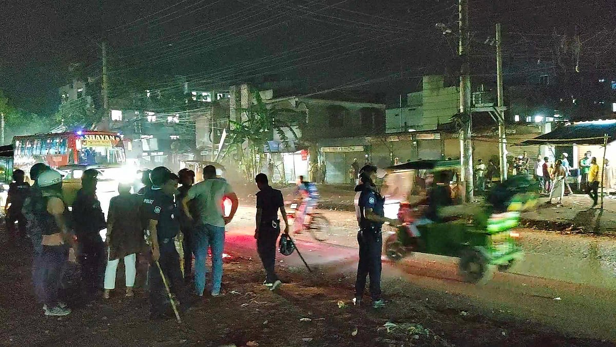 ভৈরব শহরের কমলপুর এলাকার মধ্যপাড়া ও পূর্বপাড়ার লোকজনের মধ্যে এ ঘটনা ঘটে গতকাল সোমবার রাত সাড়ে ৯টার দিকে, চলে রাত সাড়ে ১০টা পর্যন্ত