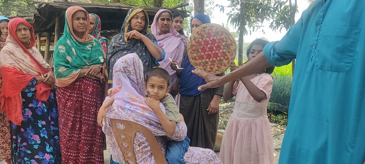 ফুফুর কোলে বসে আছে ছোট্ট জুনায়েদ। আজ বৃহস্পতিবার জয়পুরহাটের আক্কেলপুর উপজেলার নারিকেলী উত্তরপাড়া গ্রামে