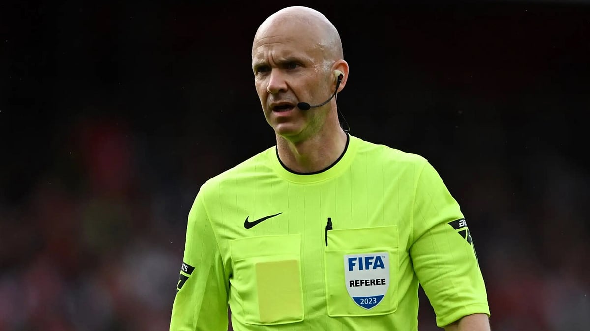ইংল্যান্ডের রেফারি অ্যান্থনি টেলর আজ পিএসজি–বার্সেলোনা ম্যাচ পরিচালনা করবেন