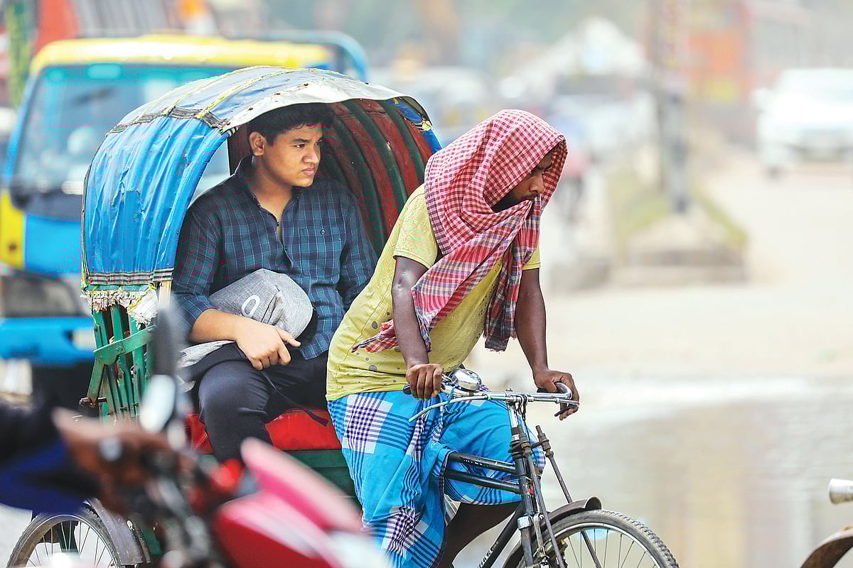 প্রখর রোদ থেকে বাঁচতে গামছা দিয়ে মাথা ঢেকে রিকশা চালাচ্ছেন চালক। গতকাল রাজধানীর কমলাপুর স্টেডিয়ামসংলগ্ন অতীশ দীপঙ্কর রোড এলাকায়