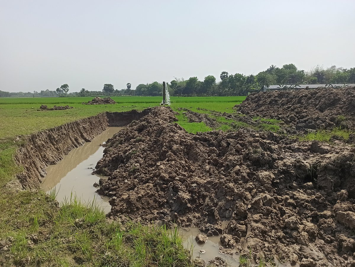 পুঠিয়ায় কৃষিজমিতে চলছে পুকুর খনন