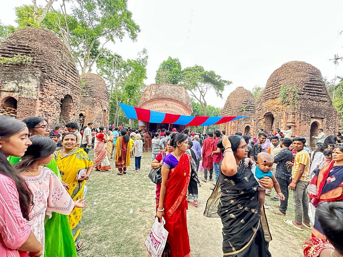 যশোরের অভয়নগর উপজেলার অভয়নগর গ্রামে চৈত্রসংক্রান্তির মেলা। গতকাল শুক্রবার দুপুরে