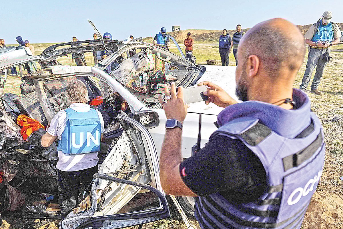 ইসরায়েলি হামলায় যুক্তরাষ্ট্রভিত্তিক সাহায্য সংস্থা ওয়ার্ল্ড সেন্ট্রাল কিচেনের বিধ্বস্ত গাড়িটি পর্যবেক্ষণ করছেন জাতিসংঘের কর্মীরা। গতকাল গাজায়