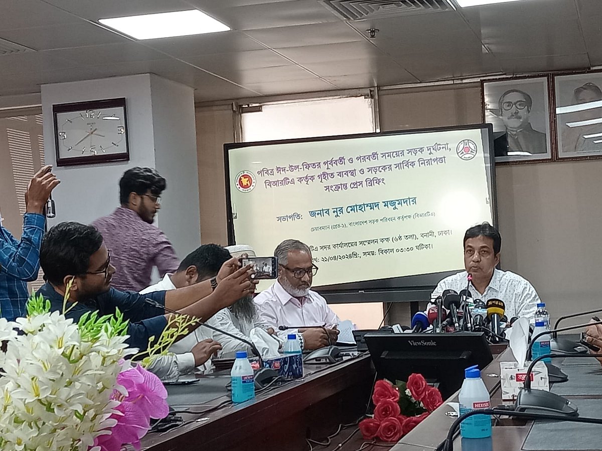 আজ রাজধানীর বনানীতে সংবাদ সম্মেলনে লিখিত বক্তব্য পাঠ করেন বিআরটিএর চেয়ারম্যান নুর মোহাম্মদ মজুমদার