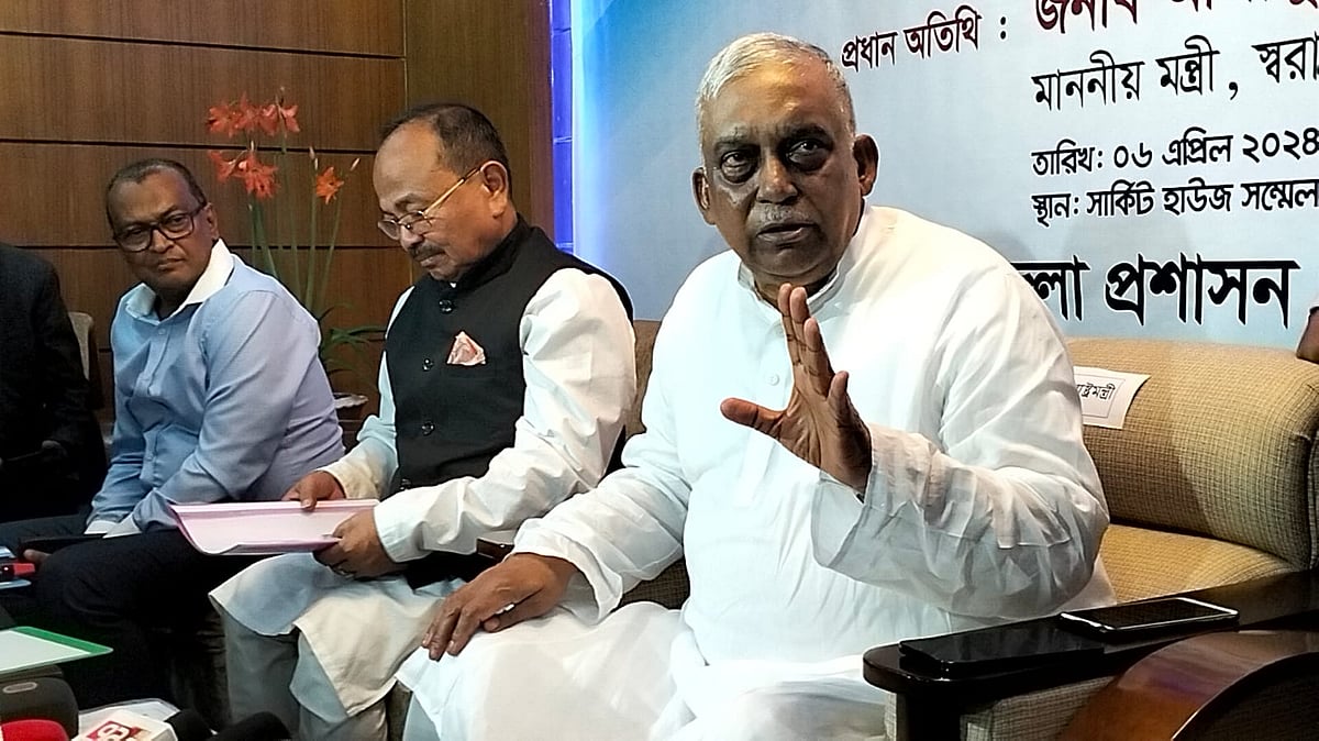 রুমা উপজেলা পরিদর্শন শেষে বান্দরবান সার্কিট হাউস মিলনায়তনে সংবাদ সম্মেলনে সাংবাদিকদের বিভিন্ন প্রশ্নের জবাব দেন স্বরাষ্ট্রমন্ত্রী আসাদুজ্জামান খান। আজ শনিবার বিকেল ৩টায়