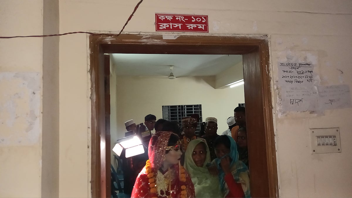 দিনাজপুরের বিরামপুর মহিলা কলেজের ১০১ নম্বর শ্রেণিকক্ষে রোববার বিয়ে হয়