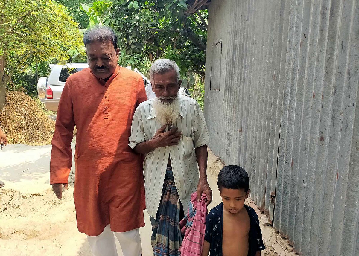 বৃদ্ধ ভ্যানচালক লুৎফর রহমানের বাড়িতে গিয়ে আর্থিক সহযোগিতা করেন স্থানীয় সংসদ সদস্য বীর মুক্তিযোদ্ধা আবদুর রউফ। বুধবার বিকেলে কুষ্টিয়ার কুমারখালী উপজেলার যদুবয়রা ইউনিয়নের জোতমোড়া গ্রামে