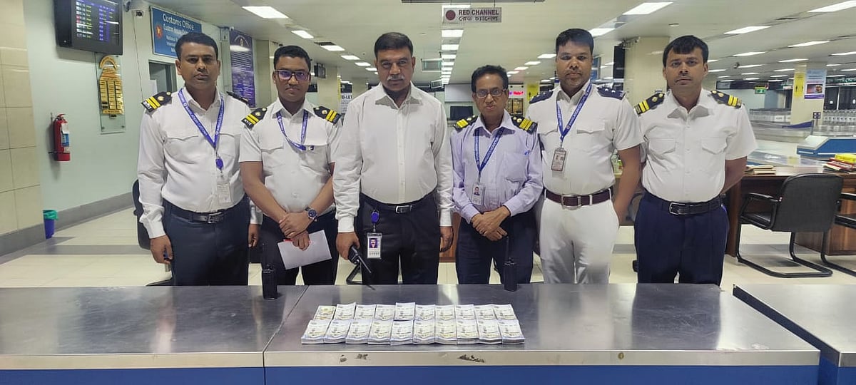 দুবাইগামী একটি উড়োজাহাজ থেকে ২ কোটি ৮৭ লাখ টাকা সমমানের বৈদেশিক মুদ্রা জব্দ করেছেন চট্টগ্রাম কাস্টমস কর্মকর্তারা। চট্টগ্রাম, ৭ মে