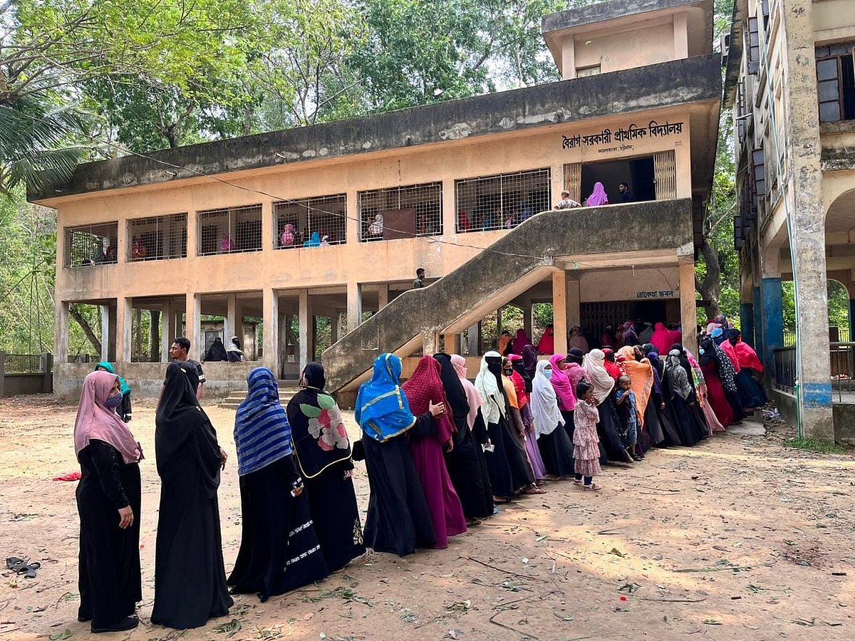 চট্টগ্রামের আনোয়ারা উপজেলার বৈরাগ সরকারি প্রাথমিক বিদ্যালয় কেন্দ্রে নারী ভোটারের দীর্ঘ সারি। আজ সকাল সাড়ে দশটায়
