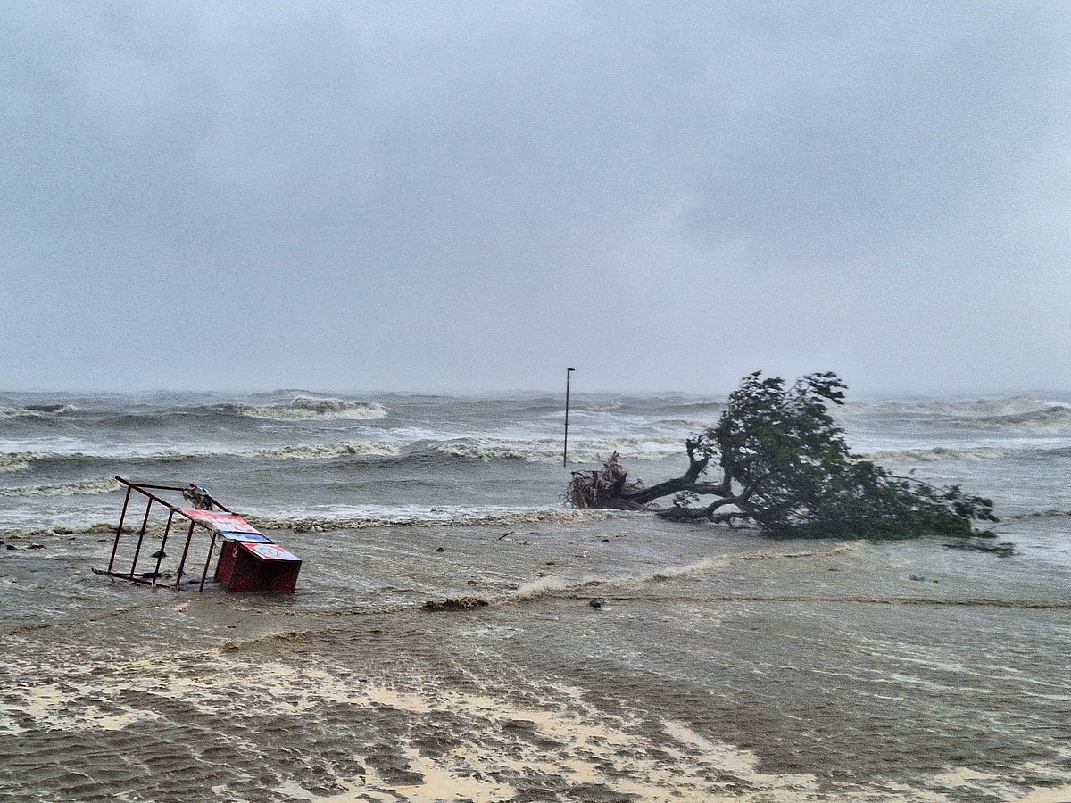 ঘূর্ণিঝড় রিমালের আঘাতে উপকূলের বিস্তীর্ণ এলাকা প্লাবিত হয়