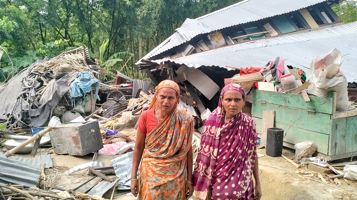 দুই বোনের জন্ম ও বেড়ে ওঠা এই বাড়িতেই। সেই বসতঘর ভেঙে দিয়েছেন স্থানীয় বিদ্যালয়ের শিক্ষক, কমিটির লোকজন ও শিক্ষার্থীরা। বরিশালের উজিরপুর উপজেলার শোলক গ্রামে