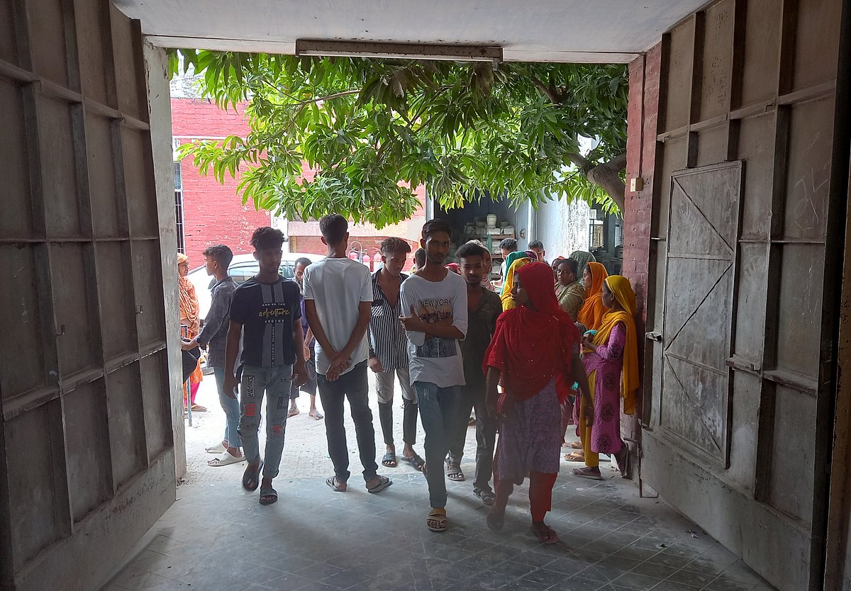 সাভারে সিরামিক কারখানার এক পক্ষের কর্মকর্তাদের বের করে দিয়ে অন্য পক্ষের লোকজন অবস্থান নেন। কাজ বন্ধ করে ফটকে দাঁড়িয়ে আছেন শ্রমিকেরা। রোববার বেলা সাড়ে ১২টার দিকে