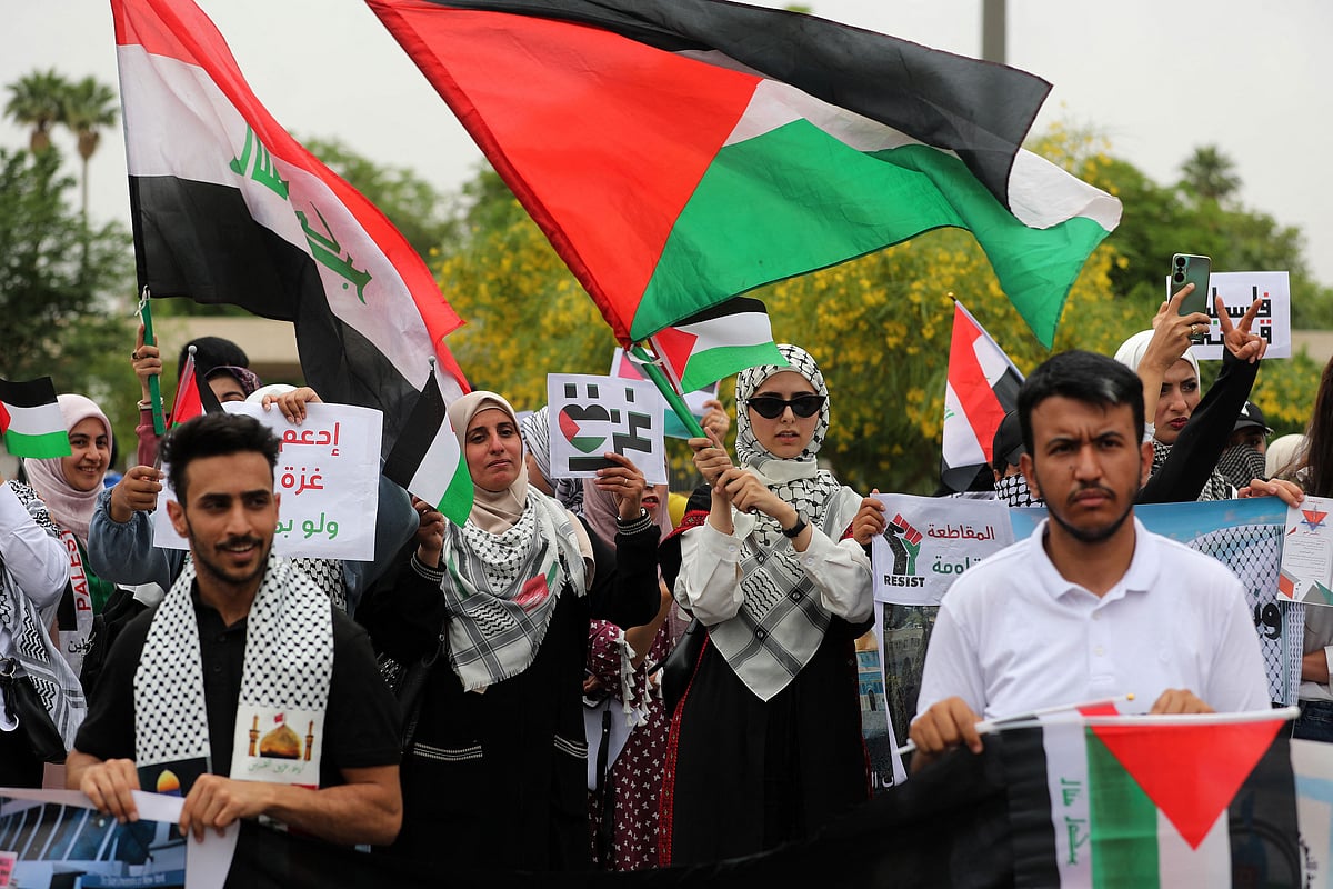 বাগদাদ বিশ্ববিদ্যালয় ক্যাম্পাসে ফিলিস্তিনের সমর্থনে শিক্ষার্থীদের বিক্ষোভ। বাগদাদ, ইরাক, ৫ মে