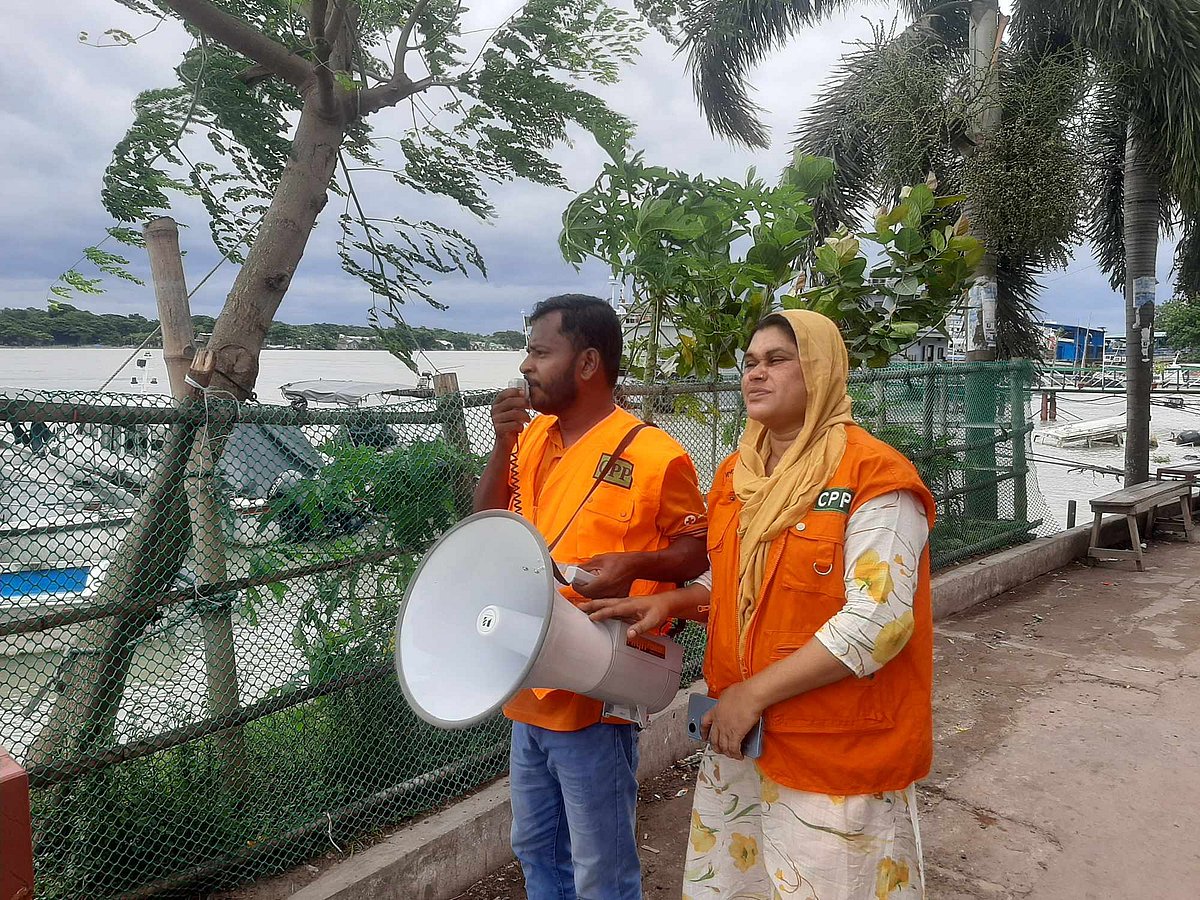 বরিশালে সতর্কসংকেত প্রচার করছেন ঘূর্ণিঝড় প্রস্তুতি কর্মসূচির স্বেচ্ছাসেবকেরা। আজ রোববার কীর্তনখোলা নদীর তীরে