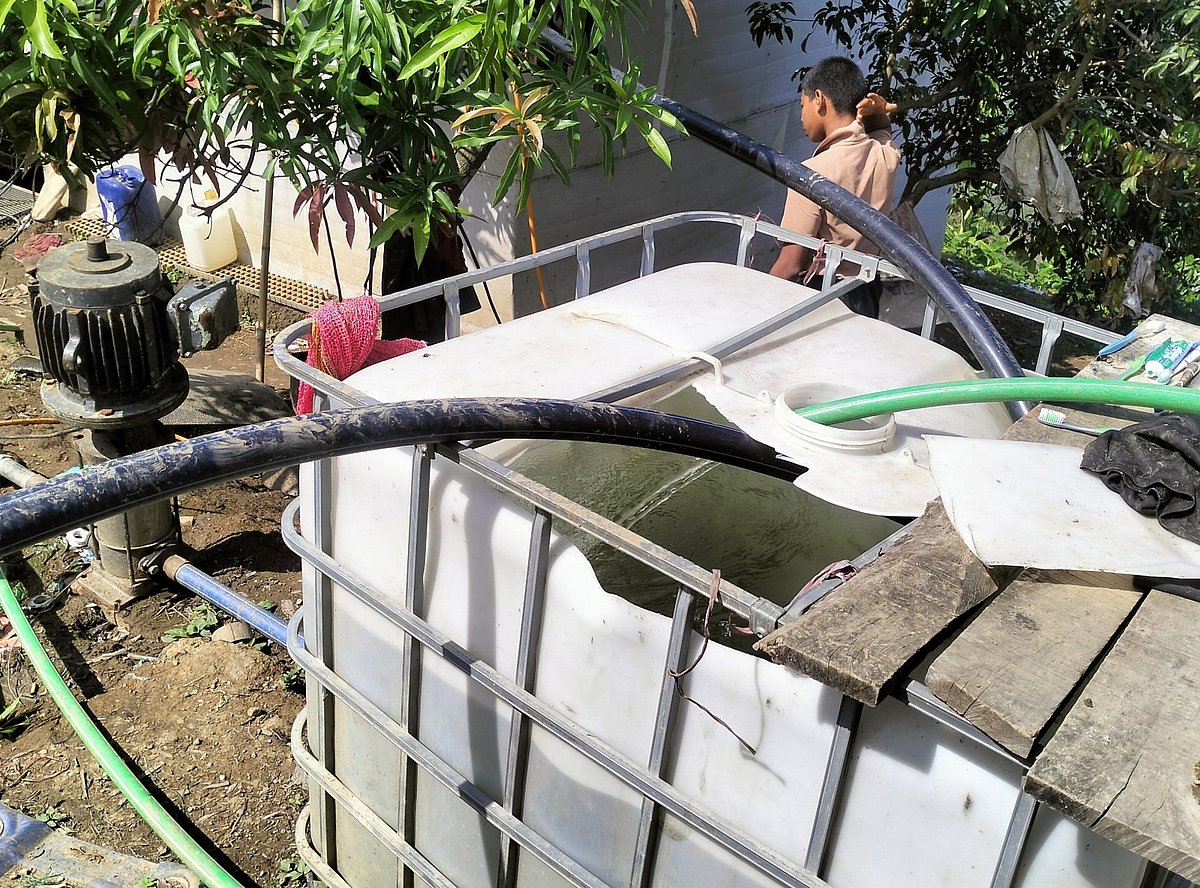 আড়াই হাজার ফুট নিচ থেকে মটরের সাহায্যে পানি তোলা হচ্ছে। গতকাল সকাল সাড়ে ৯টায় বান্দরবানের চিম্বুক এলাকা থেকে তোলা