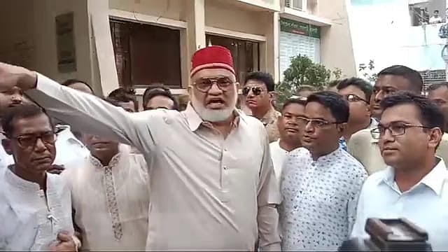 নবনির্বাচিত উপজেলা পরিষদের চেয়ারম্যান বেলাল উদ্দিনের কর্মী-সমর্থকদের দেখে বক্তব্য দেন সংসদ সদস্য ওমর ফারুক চৌধুরী। বৃহস্পতিবার দুপুরে রাজশাহীর গোদাগাড়ী উপজেলা পরিষদ চত্বরে