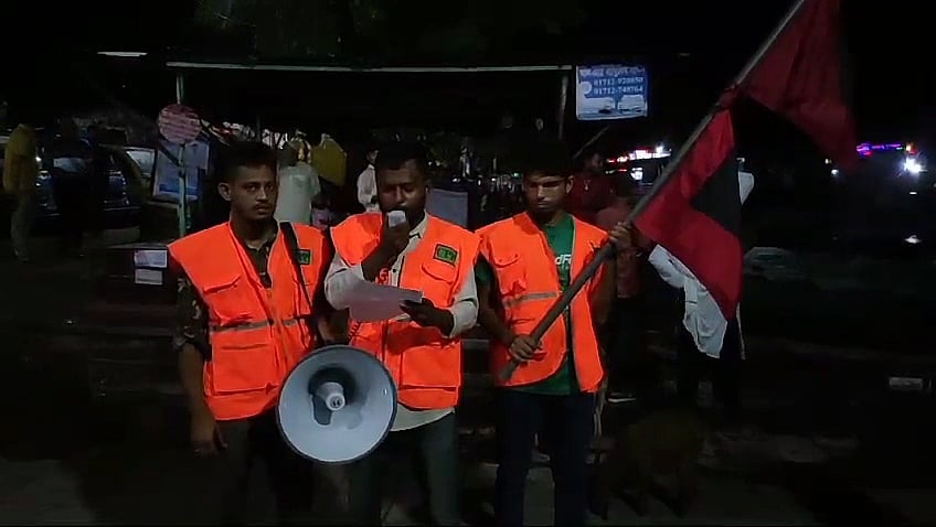 লোকজনকে নিরাপদ আশ্রয়কেন্দ্রে যেতে মাইকিং করা হয়। শনিবার রাতে পটুয়াখালীর দশমিনার উপকূলের তেঁতুলিয়া নদীর পাড়ে