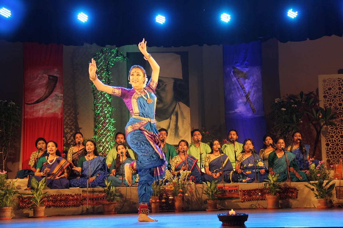 গীতি-আলেখ্যে ছায়ানটের বড়দের দলের সম্মেলক গানের সঙ্গে একক নৃত্য পরিবেশন করেন শিল্পী সুদেষ্ণা স্বয়ম্প্রভার