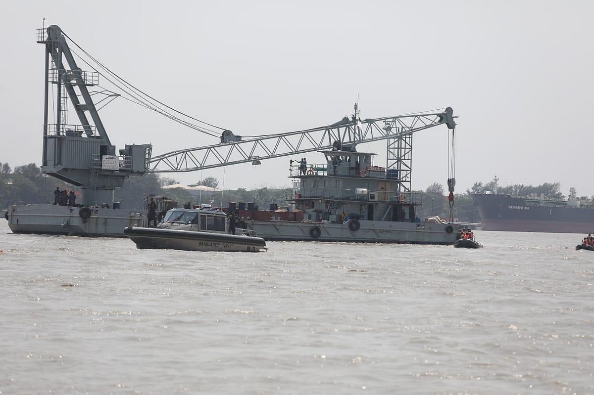 কর্ণফুলী নদীতে বিধ্বস্ত বিমানবাহিনীর প্রশিক্ষণ বিমান উদ্ধারে চলছে অভিযান। নৌবাহিনী, কোস্টগার্ড ও বন্দর কর্তৃপক্ষ যৌথভাবে উদ্ধার তৎপরতা চালাচ্ছে। আজ দুপুর ১২টায় চট্টগ্রামের পতেঙ্গার কন্টেইনার টার্মিনাল এলাকায়