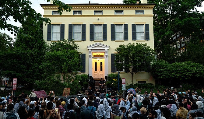 ফিলিস্তিনপন্থী বিক্ষোভকারীরা দাবি জানাচ্ছেন, যেন বিশ্ববিদ্যালয় কর্তৃপক্ষ ইসরায়েলের সঙ্গে ব্যবসায়িক সম্পর্ক ছিন্ন করে এবং গাজায় যুদ্ধবিরতির জন্য চাপ দেয়