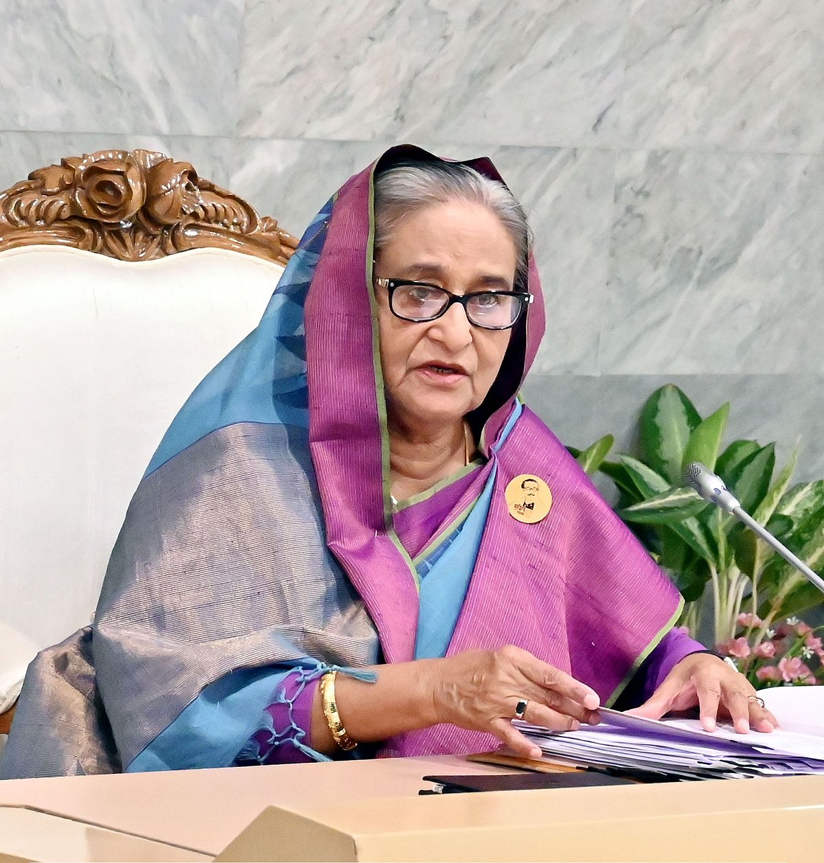 প্রধানমন্ত্রী শেখ হাসিনা তাঁর কার্যালয়ে অনুষ্ঠিত মন্ত্রিসভার বৈঠকে সভাপতিত্ব করেন। ঢাকা, ৬ মে