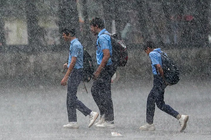 বৃষ্টিভেজা পথে বাড়ি ফিরছেন শিক্ষার্থীরা। ঢাকা বিশ্ববিদ্যালয়, ঢাকা