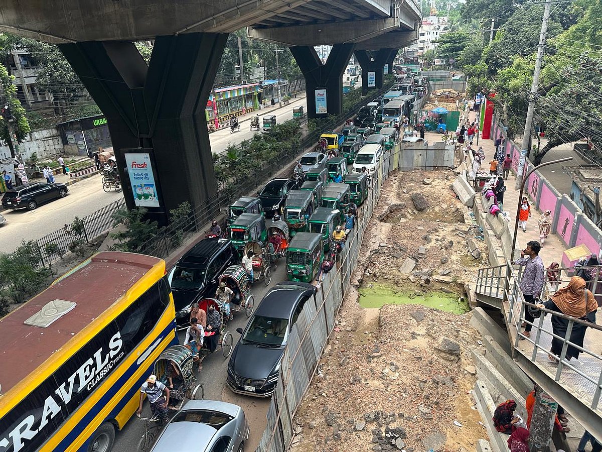 এলিভেটেড এক্সপ্রেসওয়ের র‍্যাম্পের নির্মাণকাজের জন্য সড়কের এক স্থানে দেওয়া হয়েছে টিনের ঘেরাও। এতে সড়ক সংকুচিত হয়ে প্রতিদিন দেখা দিচ্ছে তীব্র যানজট। আজ দুপুরে সিডিএ অ্যাভিনিউর বাংলাদেশ মহিলা সমিতি বালিকা উচ্চ বিদ্যালয় এলাকায়
