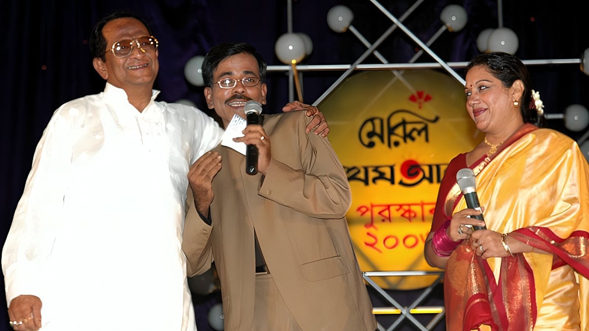২০০৩ সালে মেরিল-প্রথম আলো পুরস্কার অনুষ্ঠানের ফাঁকে প্রয়াত নায়করাজ রাজ্জাক ও প্রয়াত চিত্রনায়িকা কবরীর সঙ্গে হানিফ সংকেত। ছবি: প্রথম আলো