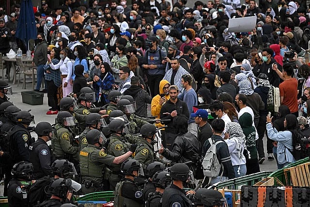 ক্যালিফোর্নিয়া বিশ্ববিদ্যালয়ে পুলিশ একটি তাঁবু ভেঙে দেওয়ার পর বিক্ষোভকারীরা ক্ষিপ্ত হয়ে ওঠেন, ১৫ মে