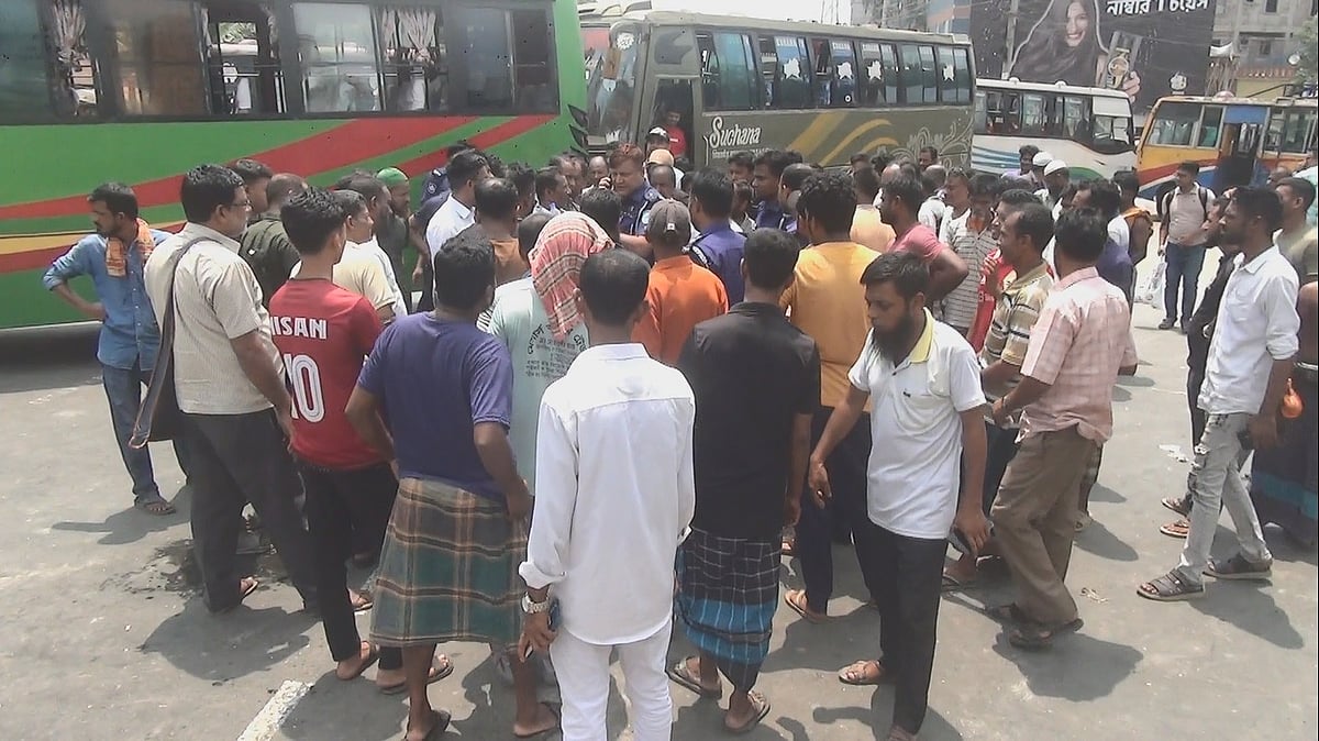 মাদারীপুরে পাঁচ দফা দাবিতে মহাসড়ক অবরোধ করে বিক্ষোভ করেন ইজিবাইকচালকেরা। বৃহস্পতিবার বেলা ১১টায় মাদারীপুর-শরীয়তপুর-চাঁদপুর আঞ্চলিক মহাসড়কে