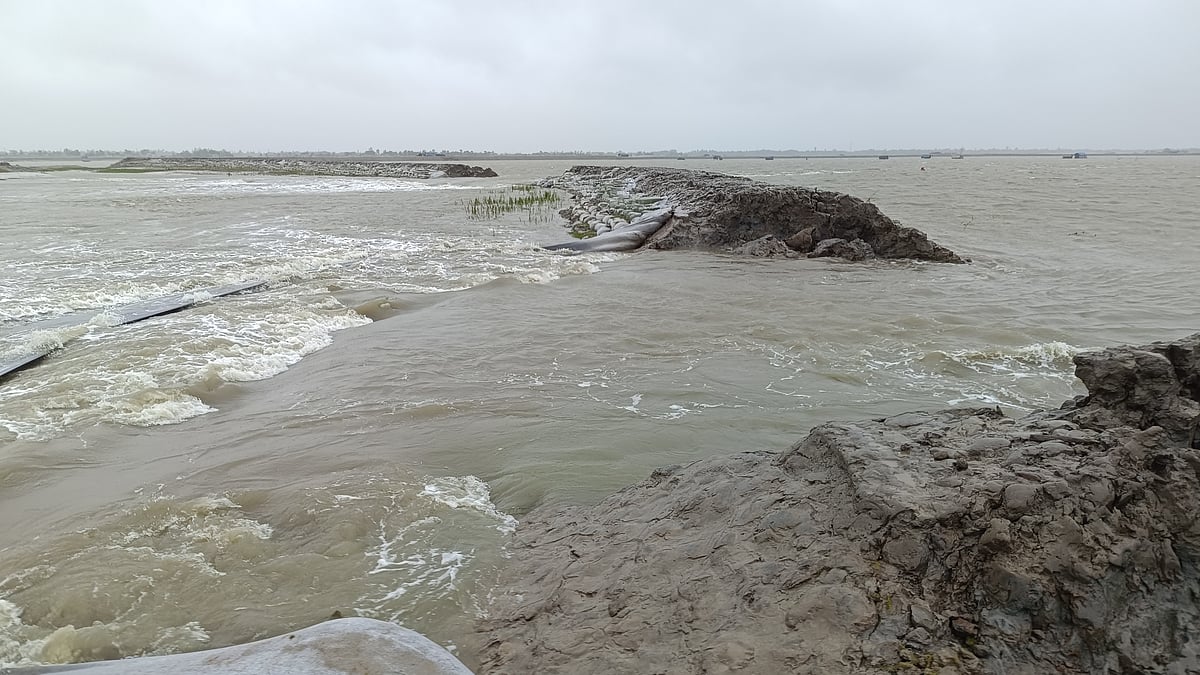 খুলনার কয়রা উপজেলার কপোতাক্ষ নদের তীরের দশালিয়া গ্রামের বাঁধ ভেঙে লোকালয়ে পানি প্রবেশ করেছে। আজ সকাল নয়টার দিকে